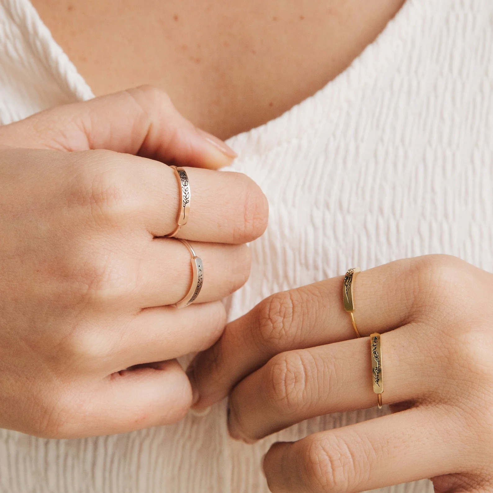 Birth Flower Bar Ring in 18K Gold - Image 4