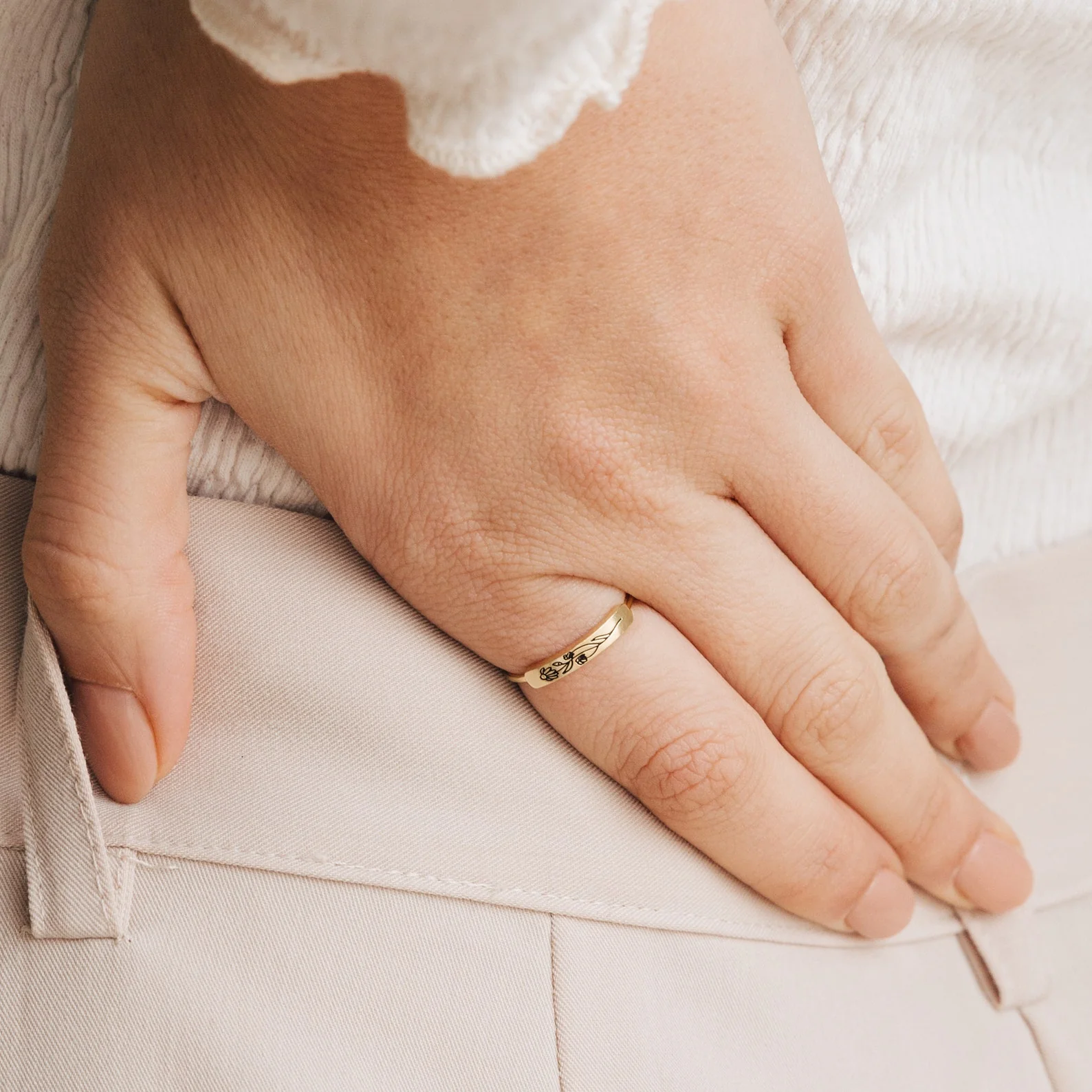 Birth Flower Bar Ring in 18K Gold - Image 5