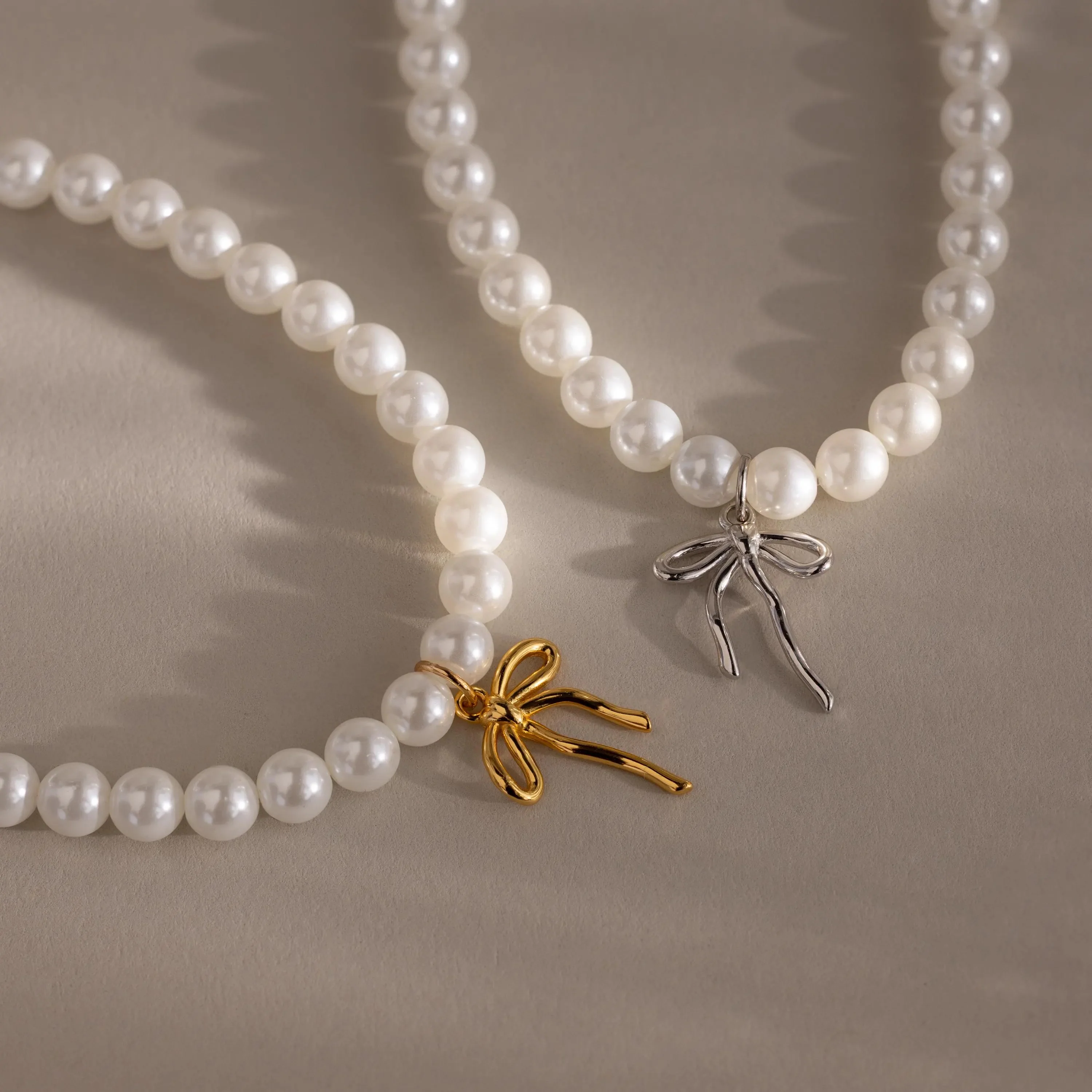 Bow Pearl Bracelet in 18K Gold - Image 5