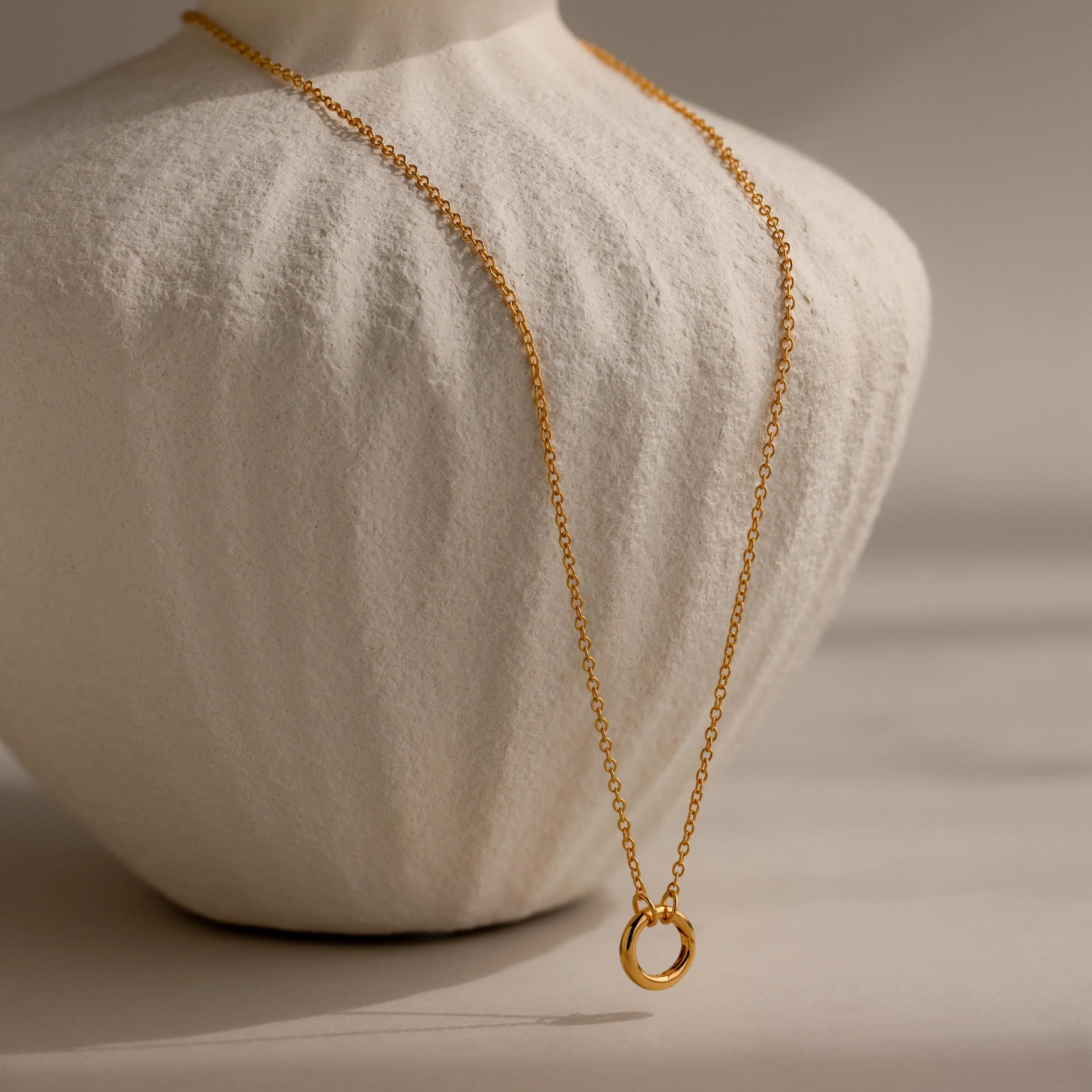 Cable Circle Charm Necklace in 18K Gold - Image 3