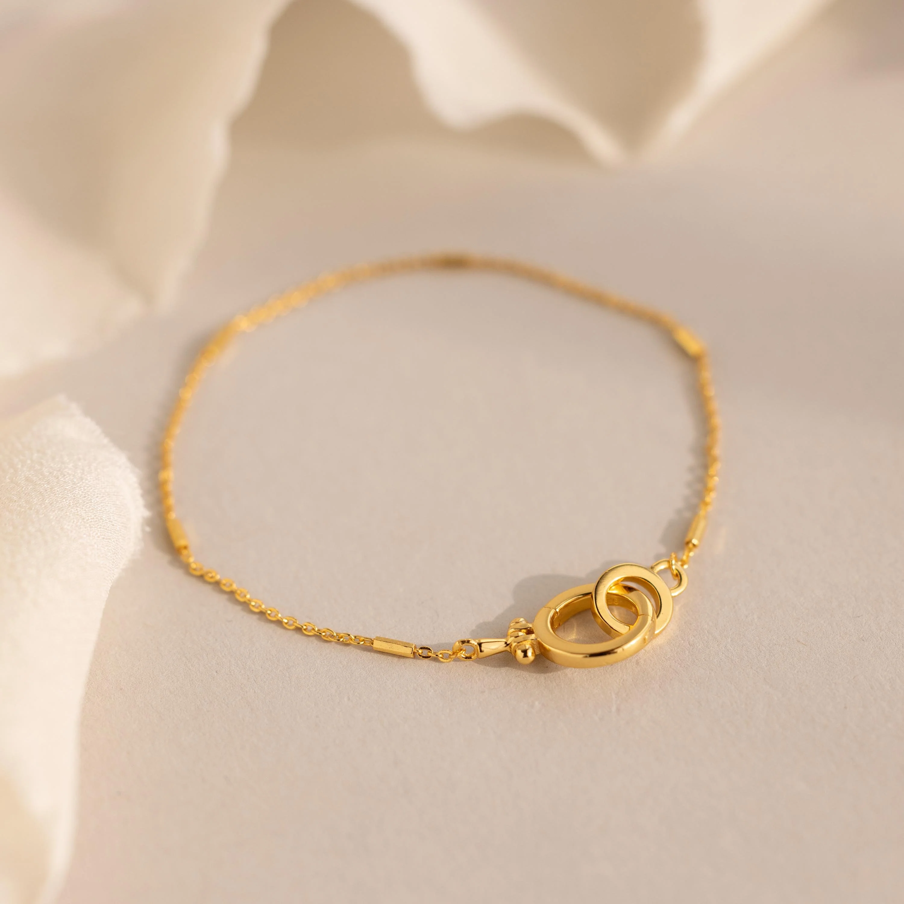 Hinged Circle Charm Bracelet in 18K Gold