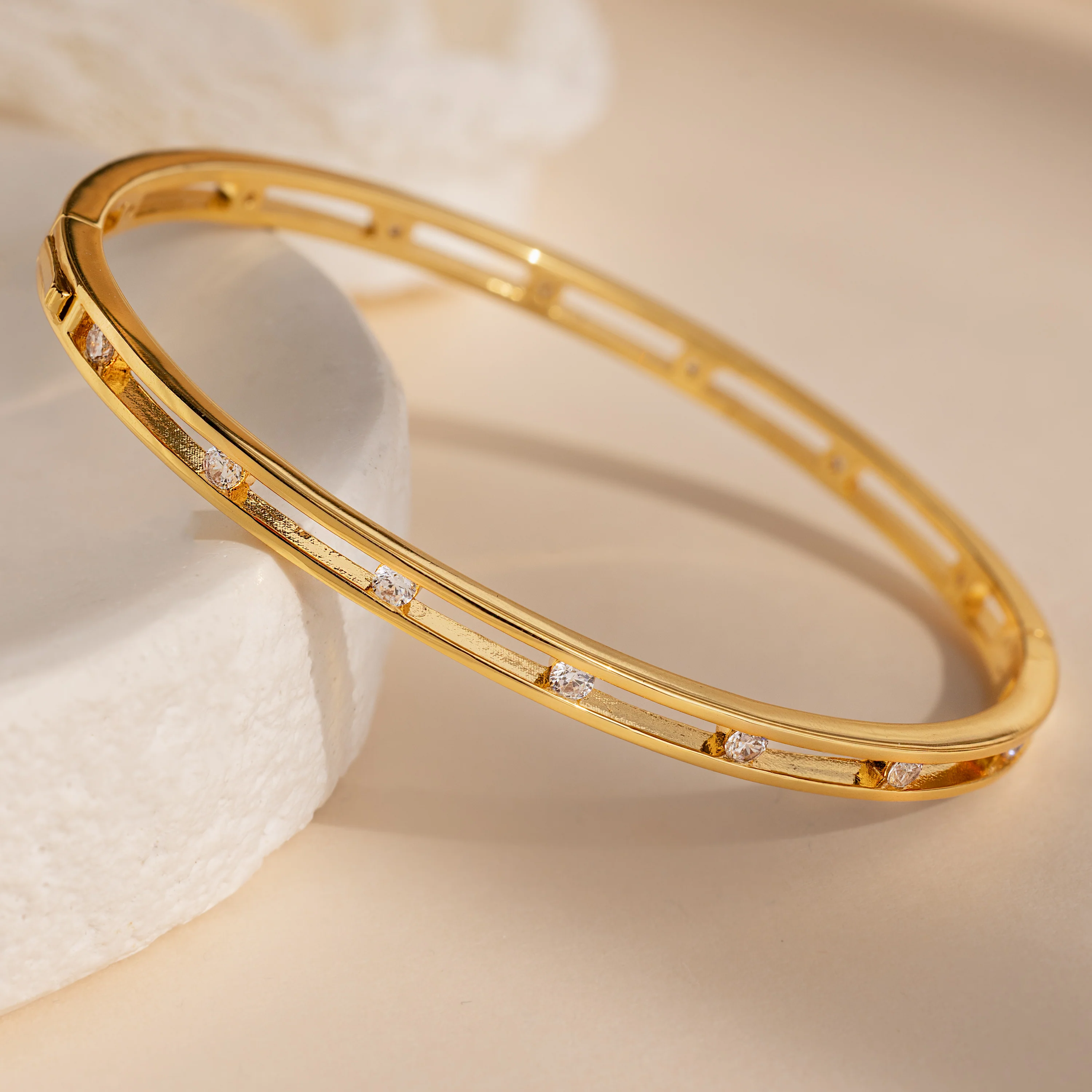 Lace Diamond Bangle in 18K Gold - Image 2