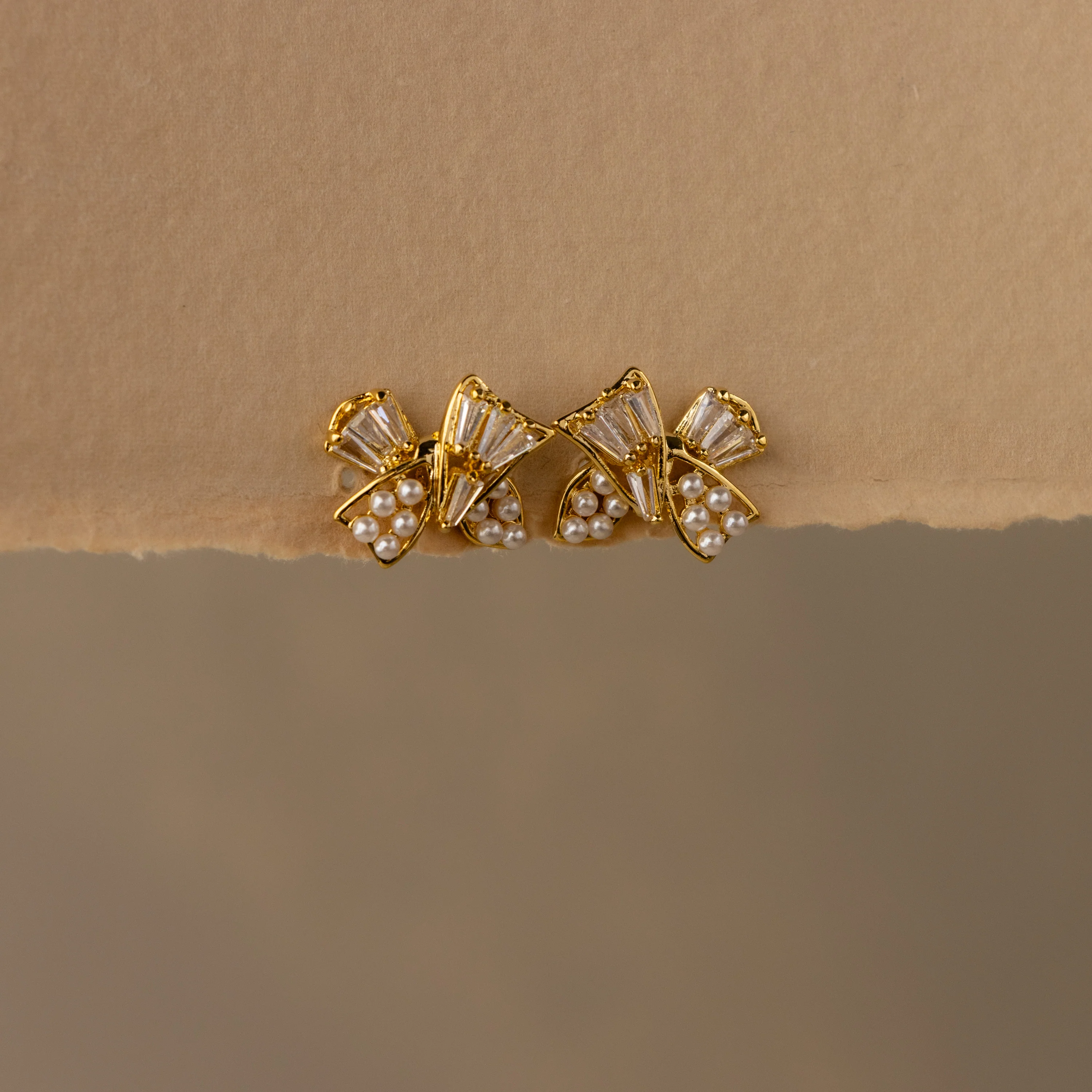 Mixed Diamond Pearl Bow Studs