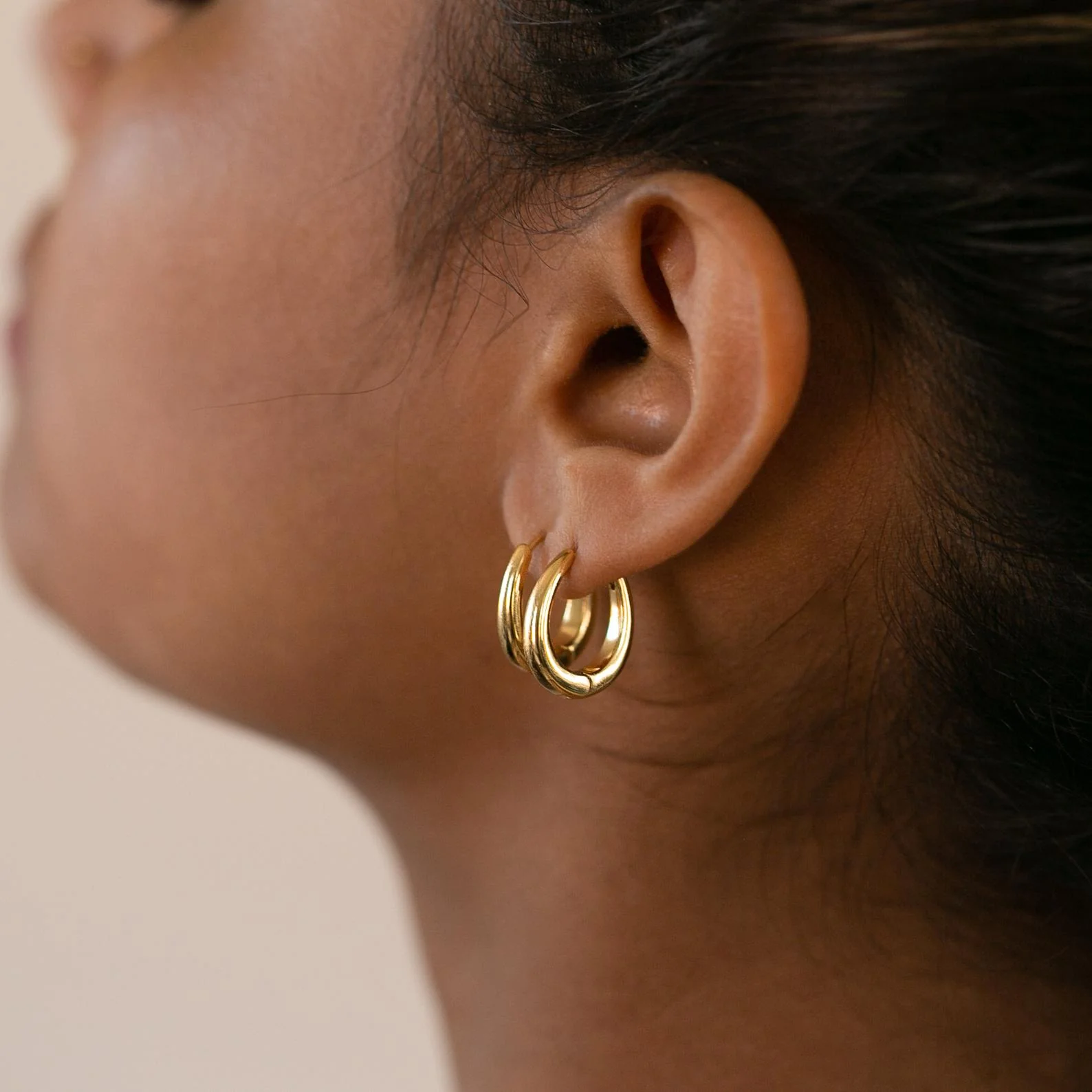 Paris Oval Hoops in Silver - Image 7