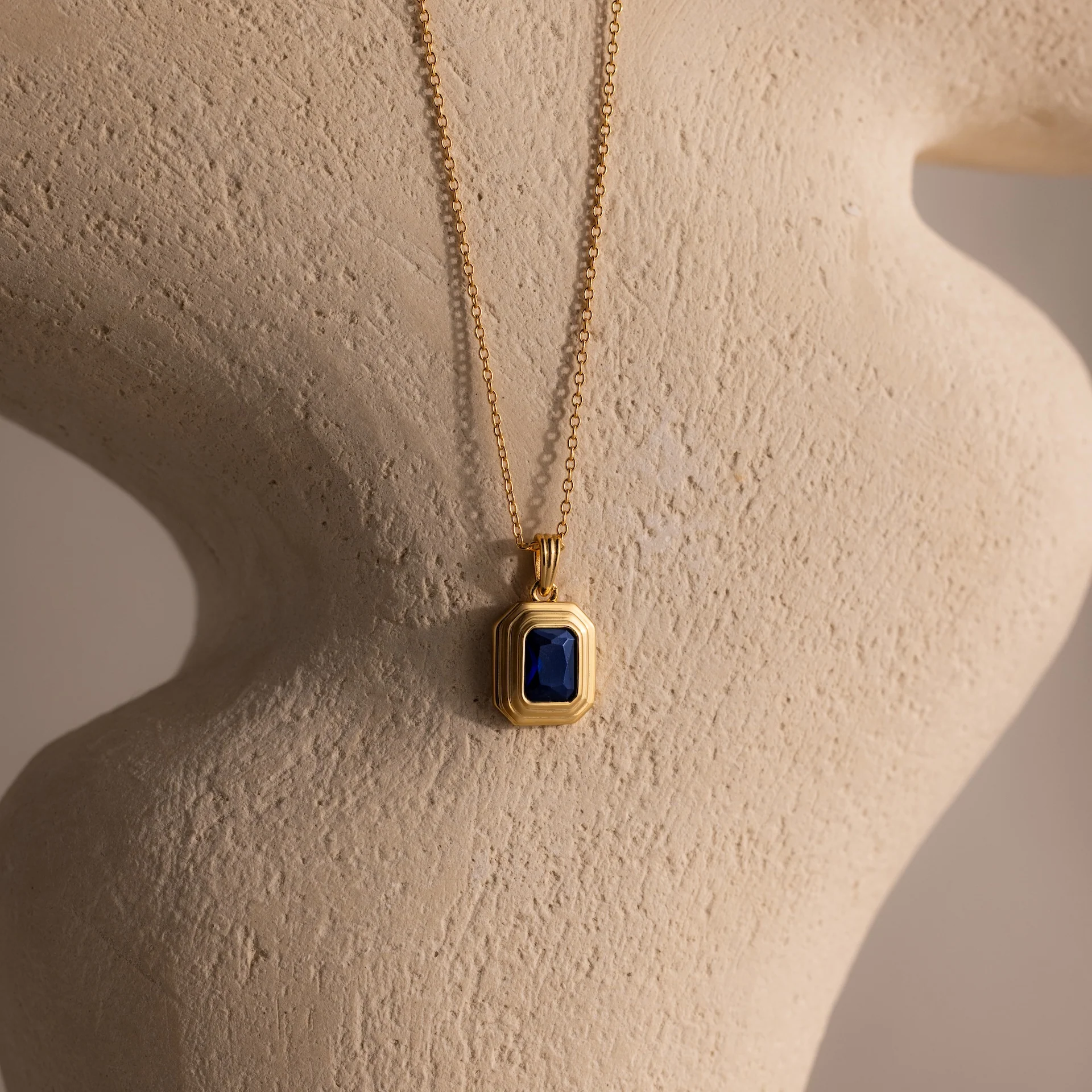 Ribbed Sapphire Pendant Necklace