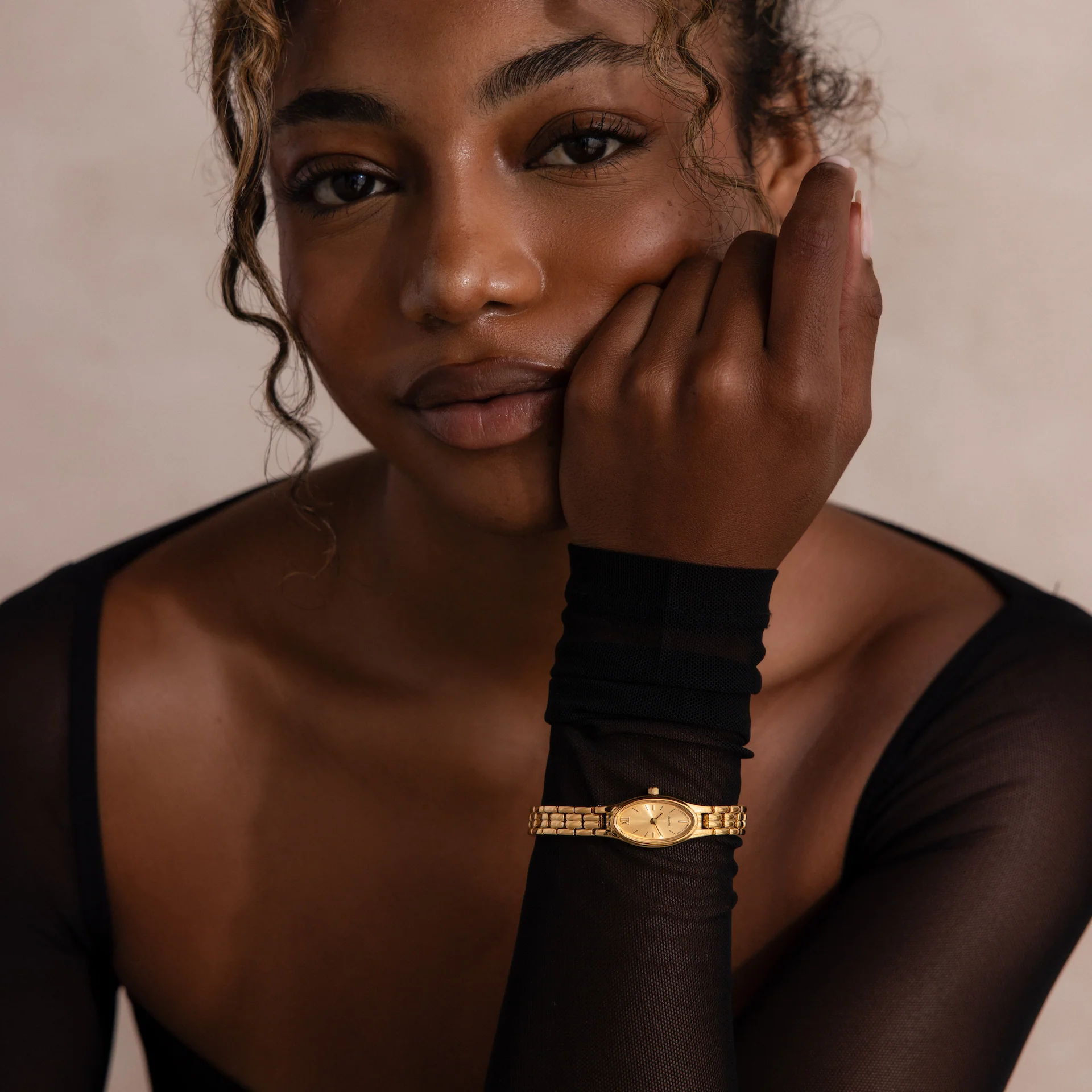 Slim Oval Timepiece in 18K Gold - Image 4