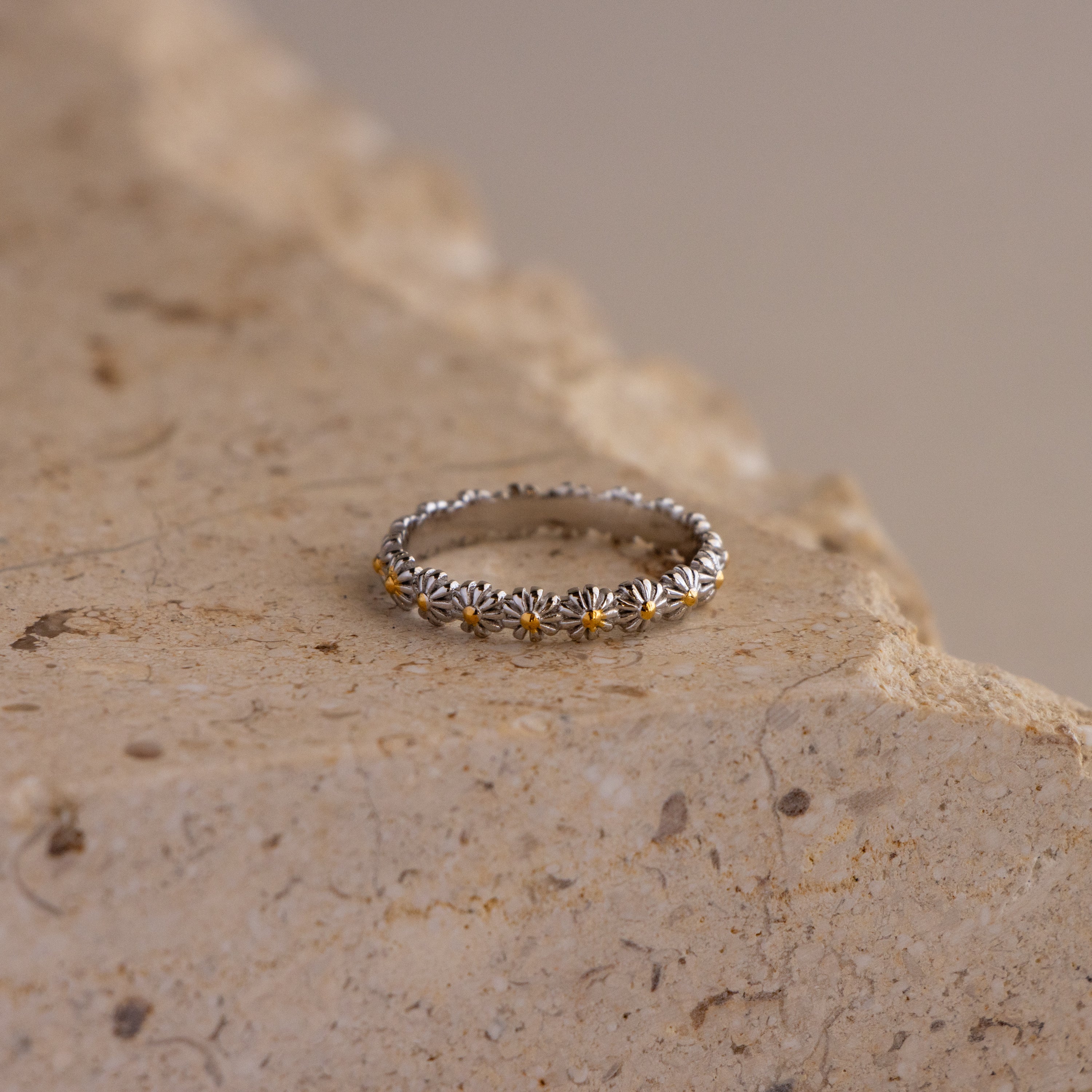 Two-Tone Daisy Flower Band